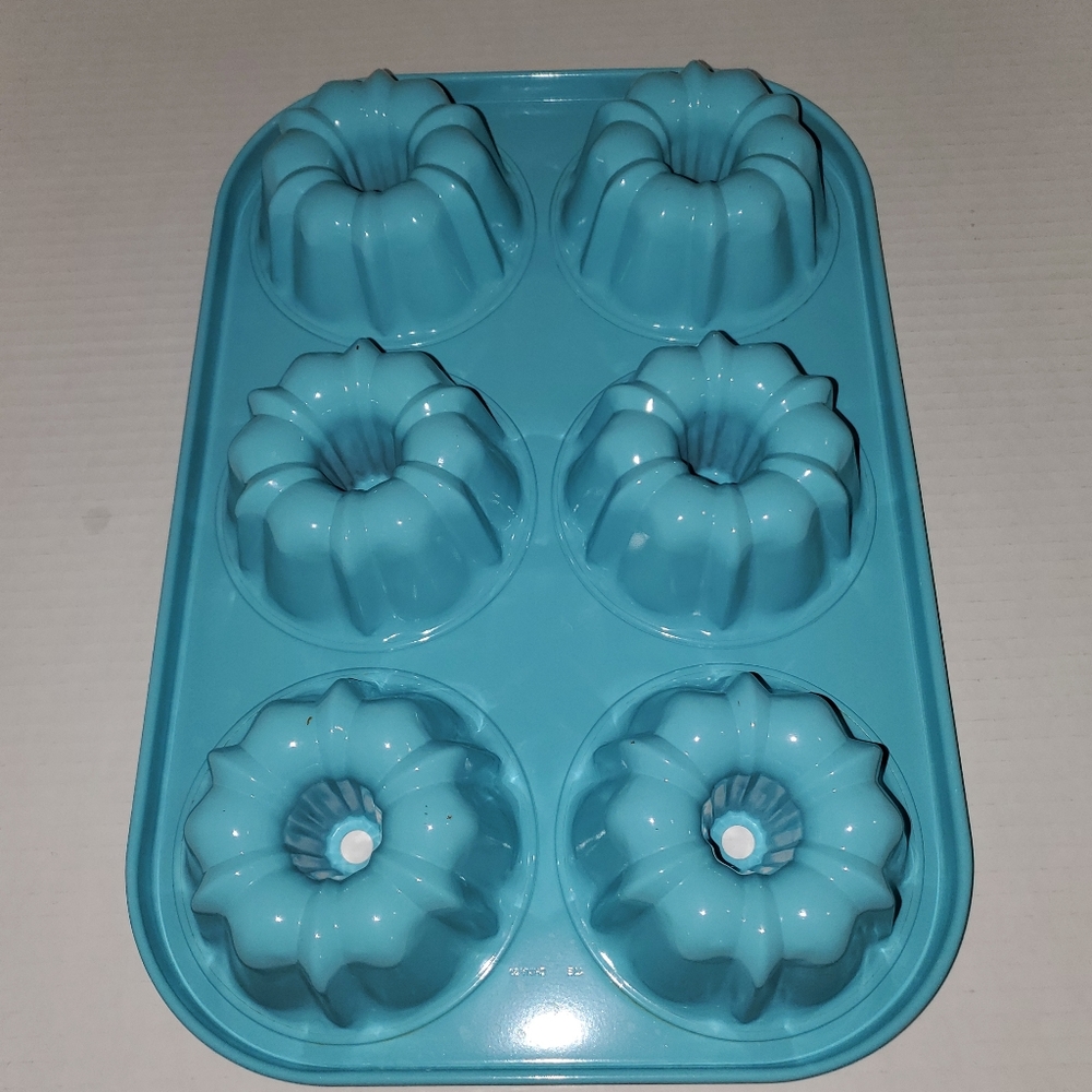 Pampered Chef MINI FLUTED CAKE PAN. Makes 6 mini cakes